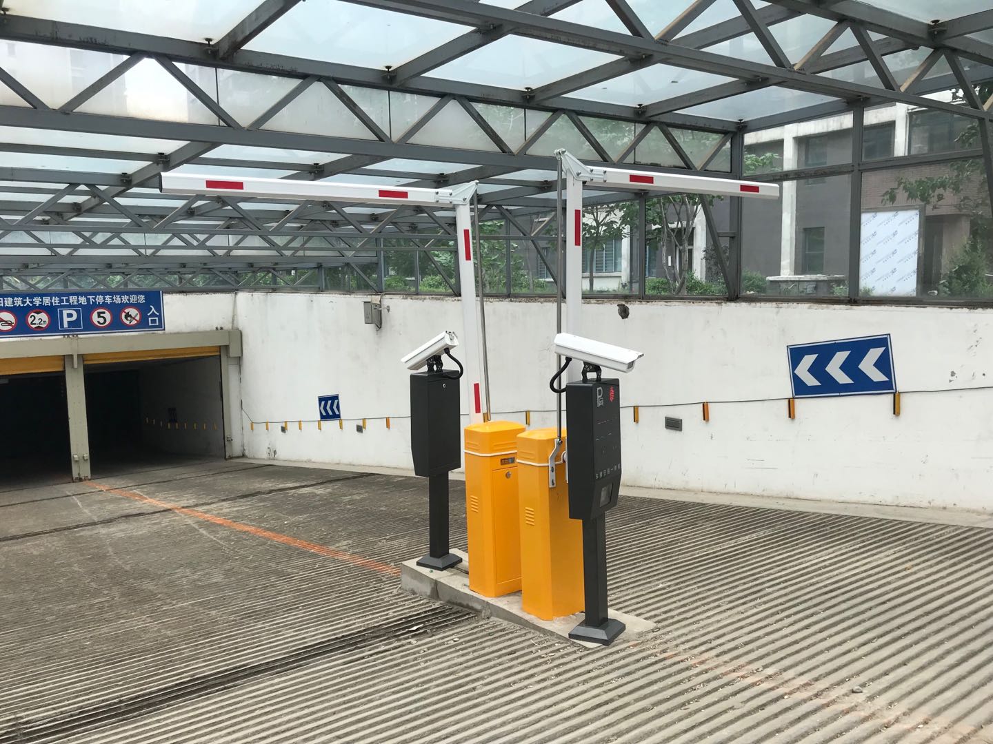 沈陽某大學家屬樓地下停車場折臂道閘車牌識別系統